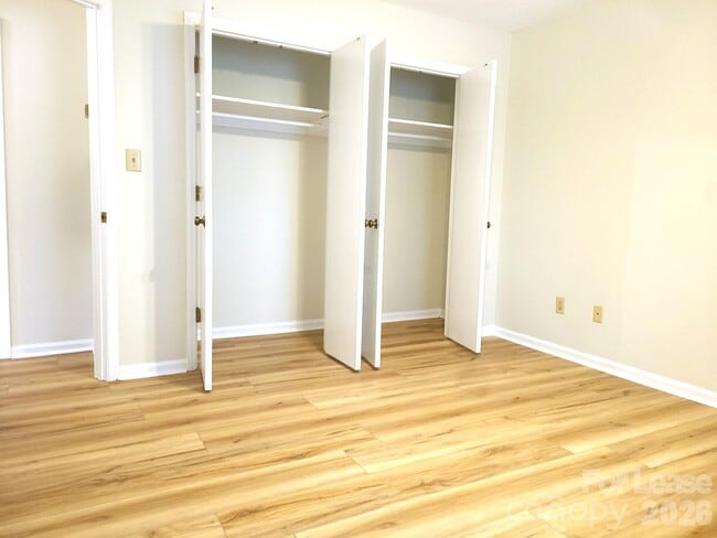 Building Photo - 2022 Oakdale Rd