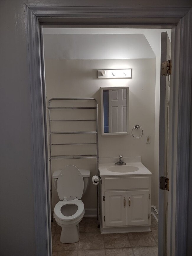 Building Photo - Adorable Two Bedroom Home in Edgewood!