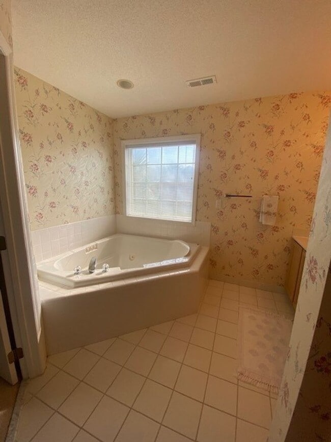 Building Photo - Introducing a charming 3-bedroom, 2-bathro...