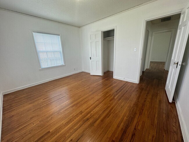 Building Photo - 2 bedroom 1 bathroom home Ready for move-i...