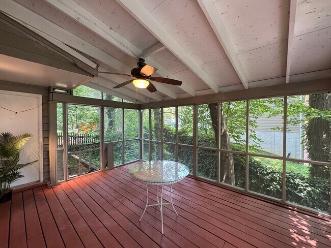 Building Photo - Fantastic 4 Bed 3.5 Bath Townhome With Sun...