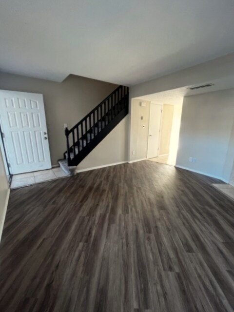 Building Photo - Downtown 2bd Townhouse! Balcony, off-street parking!