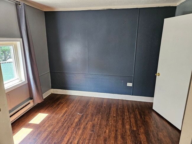 Building Photo - Cute 2-bed house,  Pet Friendly, Central location!