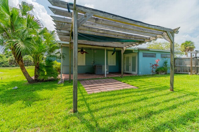 Building Photo - 170 Banyan Dr