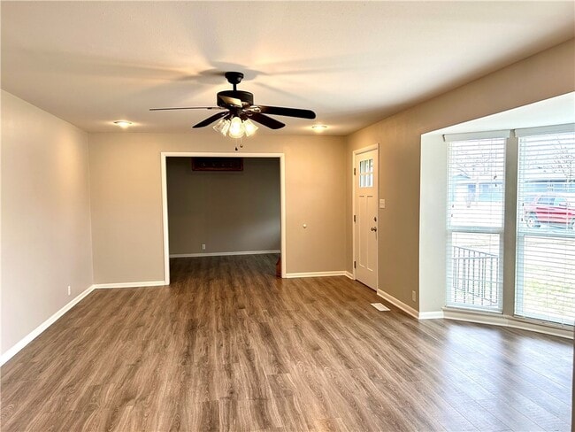 Building Photo - 301 Crestview Dr