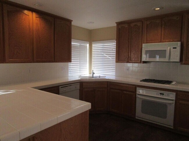 Building Photo - Like Brand New 4 Bedroom 3 Bath Beautiful ...