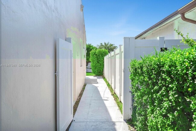 Building Photo - Southwest 26th Street, Miami, FL 33133 - 3 BR 2 BA single-family home