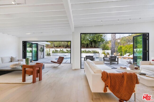 Building Photo - 2600 Zorada Dr