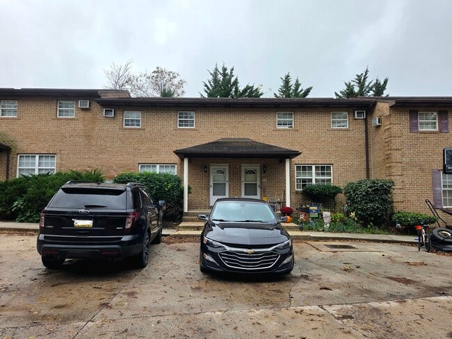 Building Photo - 10819 Washington Ct