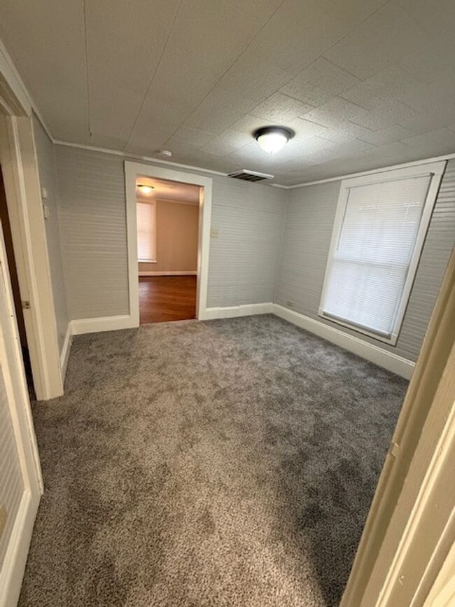 Building Photo - 2 Bedroom, 1.5-bathroom house