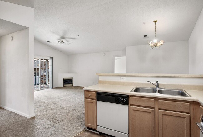 Building Photo - 2Bed/2Bath, Upgraded Condos in the Heart o...