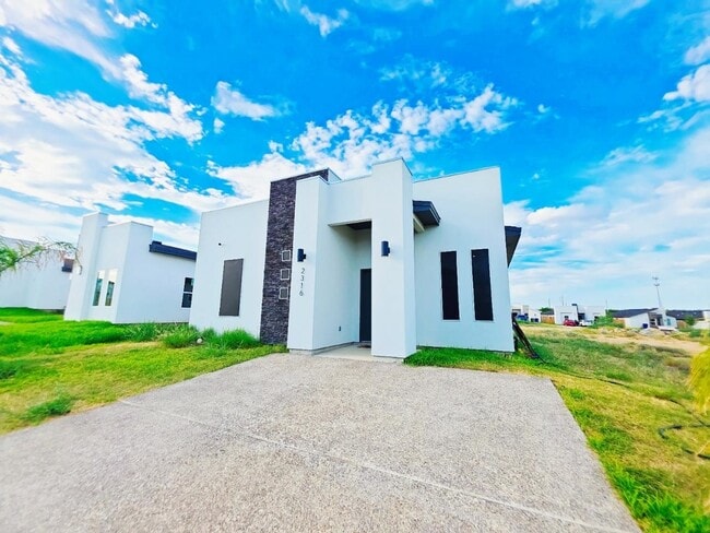 Building Photo - 2316 Mango Rd