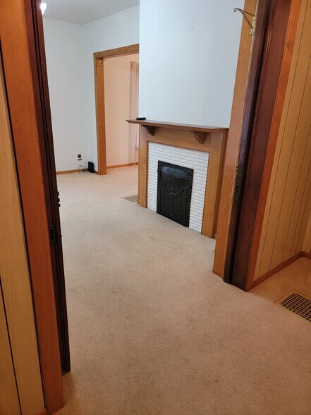 Living room and entrance - 810 S Kalamazoo Ave