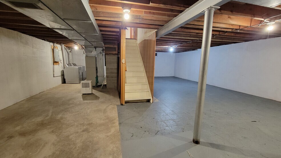 Building Photo - 1125 Woodman Rd