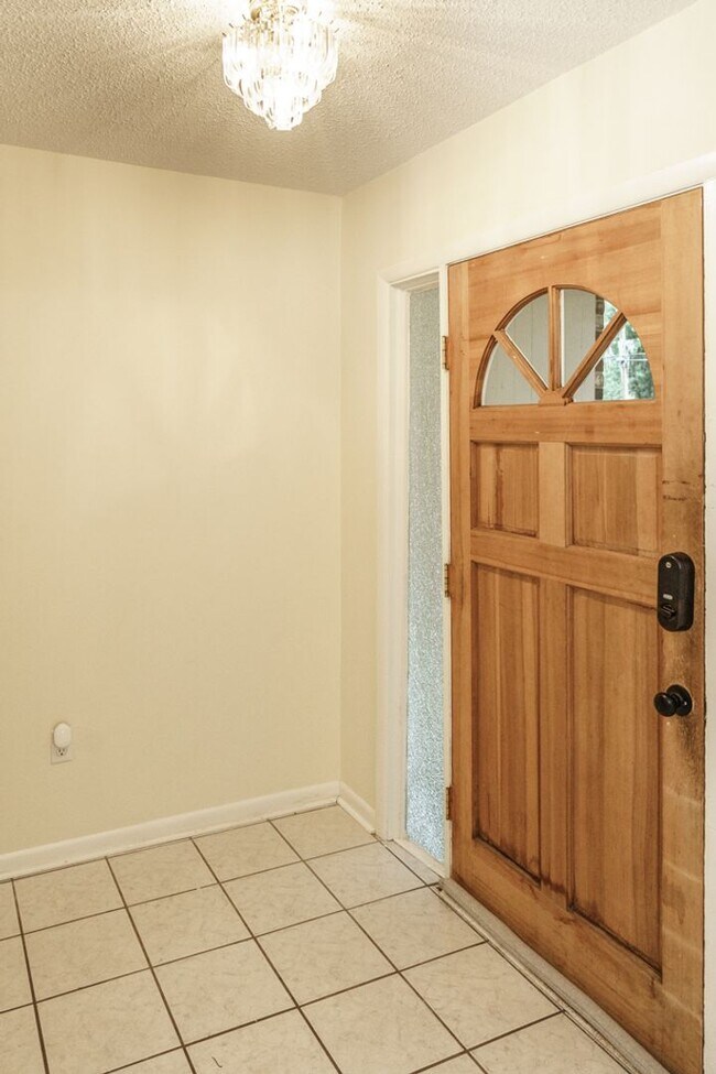 Building Photo - Beautiful 4 bedroom in the heart of Mossy ...