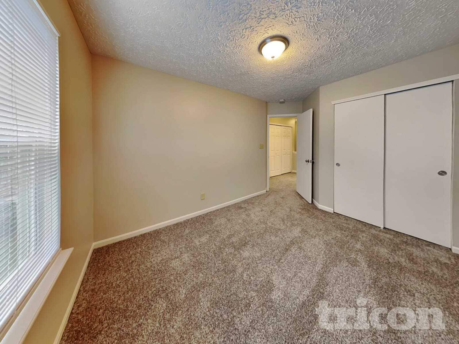 Building Photo - 4468 Connaught Dr E