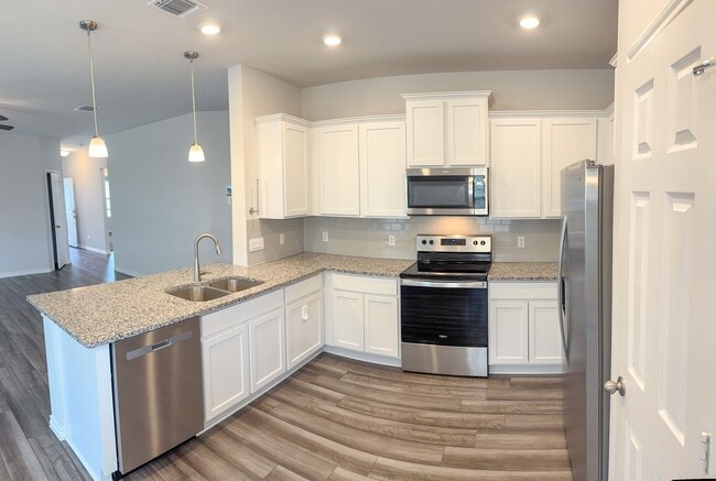 Building Photo - Available NOW This charming 1 story, 3 bed...