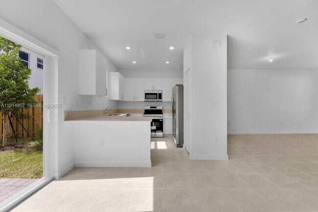 Building Photo - 2558 SE 27th Dr