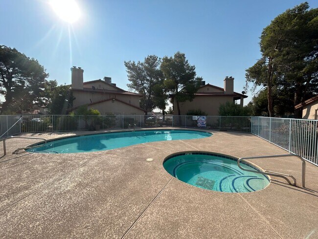 Building Photo - 2 Bedroom 2 bath Condo!