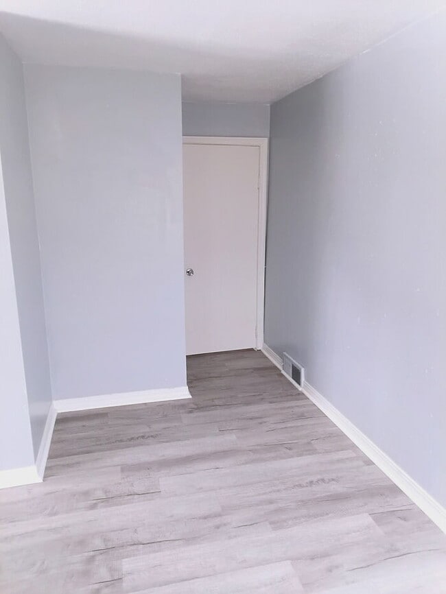 Building Photo - Fully Renovated 2 Bed | Fresh, Clean, Move-In Ready