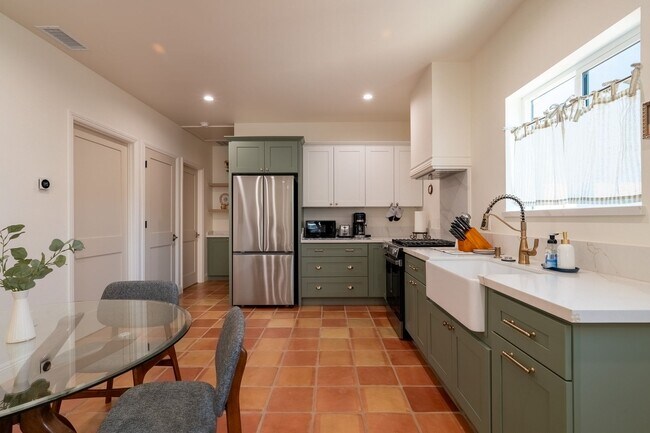 Building Photo - Contemporary New home in Monrovia