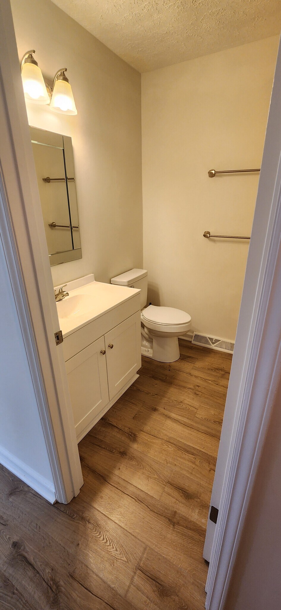 Guest / Second Bathroom - 1704 Danbury Dr