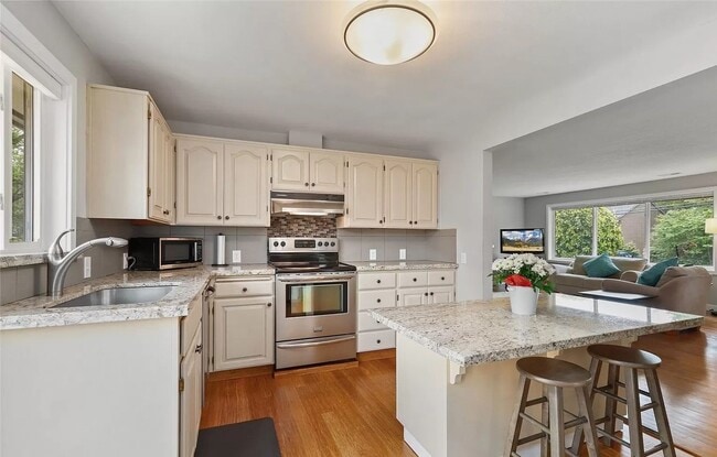 Building Photo - LOW RENT!Beautiful 4Bed2Bath House!PRIME h...