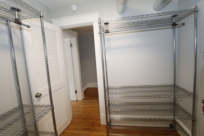 Building Photo - MAIN2220