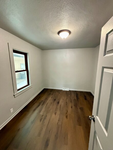 Building Photo - 406 Center Ave