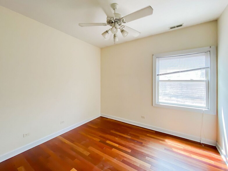 Building Photo - 3112 N Racine Ave