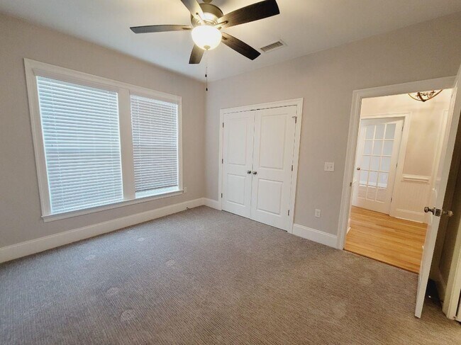 Building Photo - 2385 Sweet Valley Hts