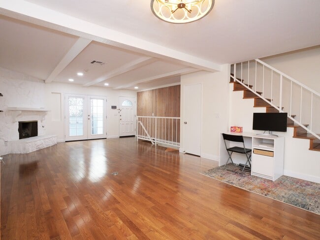 Building Photo - 239 N Juanita Ave