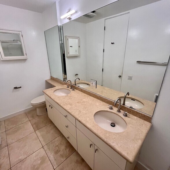 Building Photo - 330 S Barrington Ave