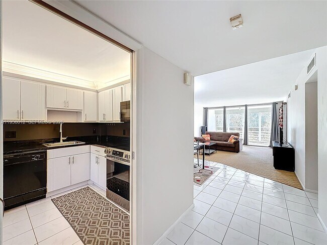 Building Photo - 605 Oaks Dr