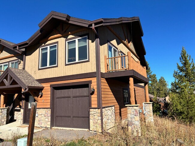 Building Photo - 831 Ermine Ln