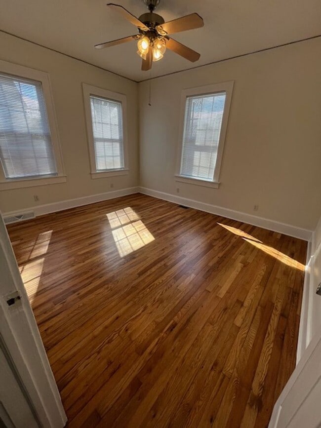 Building Photo - Newly-RENOVATED 2/1 House in a prime location!