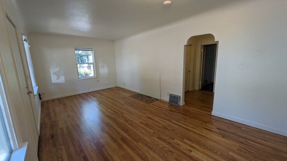 Building Photo - 980 NE C St