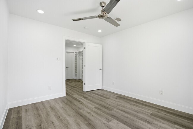 Building Photo - 4929 Creekmont Dr