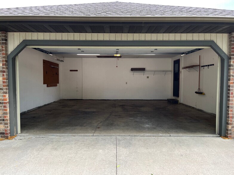 Building Photo - 803 W Ridgeview Dr