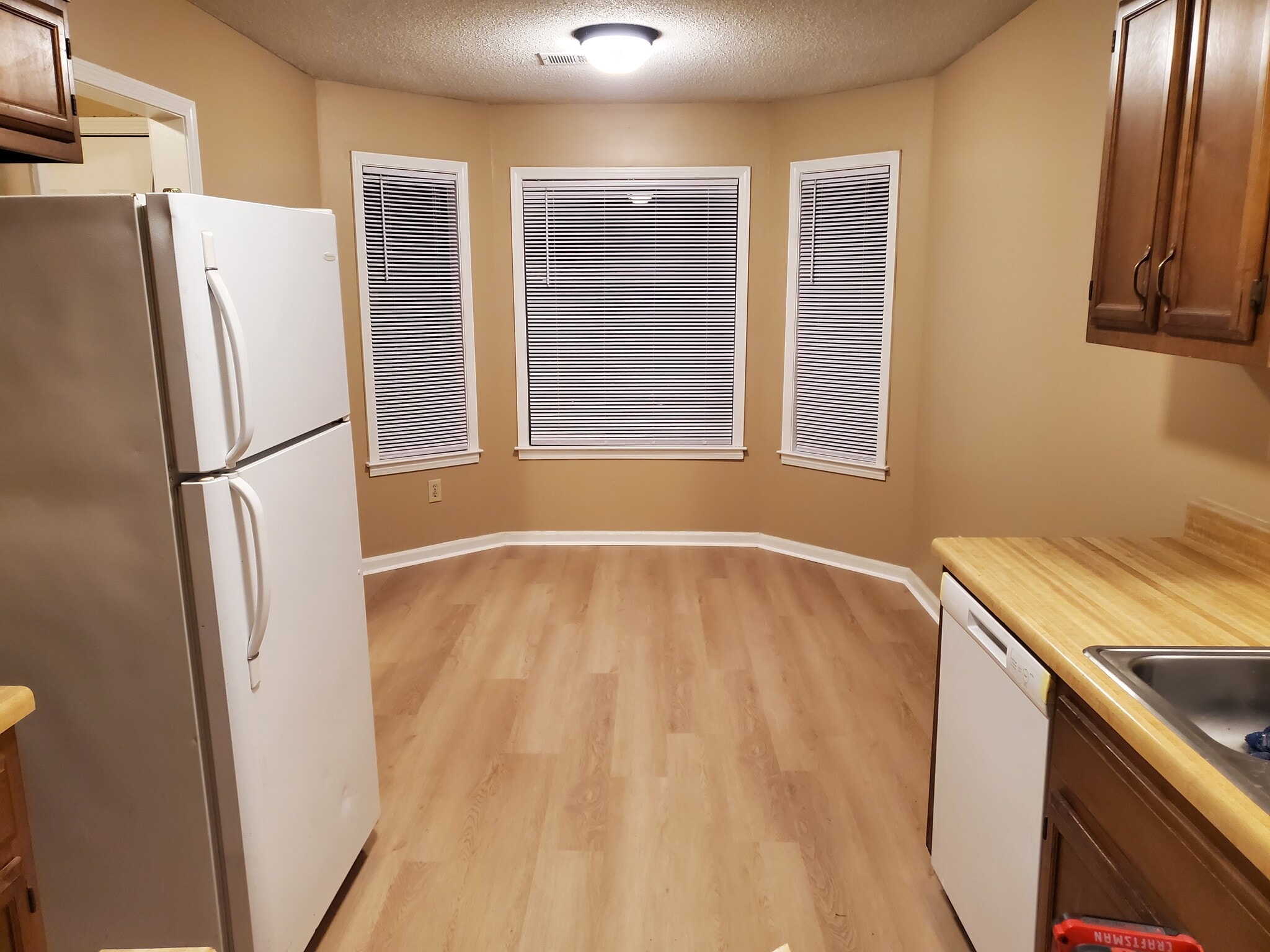 Eat-in kitchen - 2284 Hometown Dr