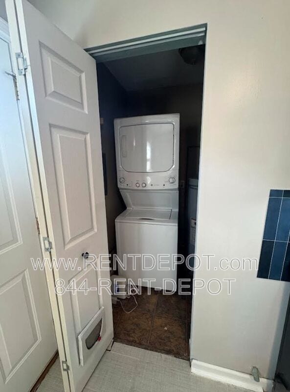 Building Photo - 1303 S St James Blvd