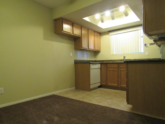Building Photo - COZY 1 BEDROOM CONDO