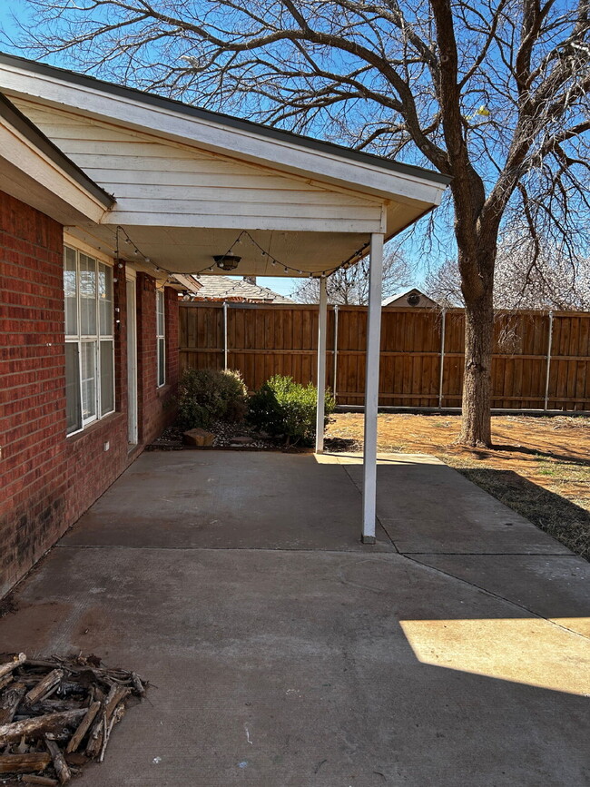 Building Photo - Nice Three Bedroom - Northridge