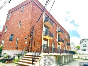 Building Photo - 68 W Main St