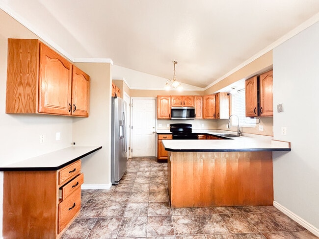 Building Photo - Perfect 5 bed - 2 bath Ranch Home near the...