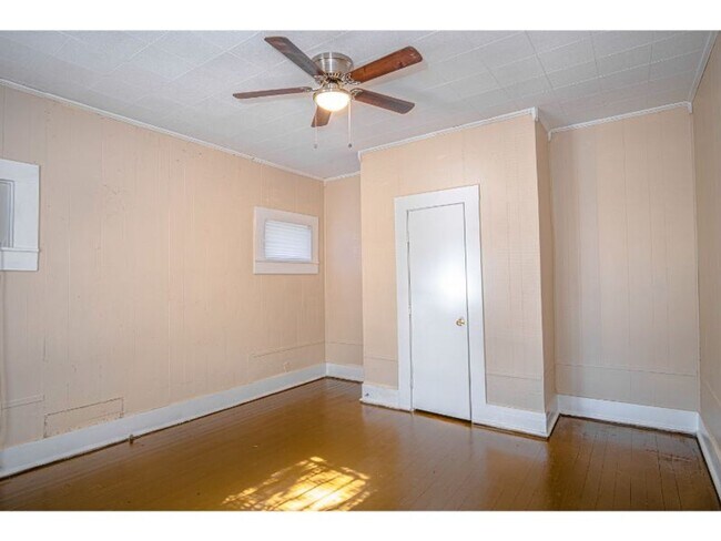 Building Photo - 2 BR 1 BA Gorgeous Home Near Downtown