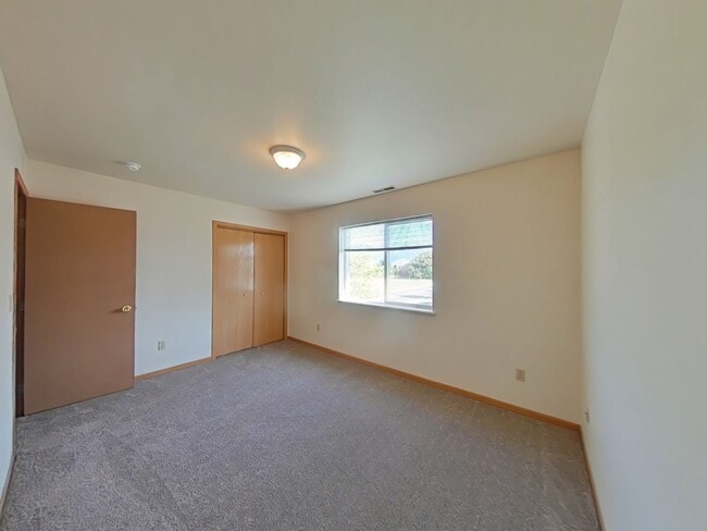 Building Photo - Townhouse-style End unit 3BD, 1.5 BA with attached garage