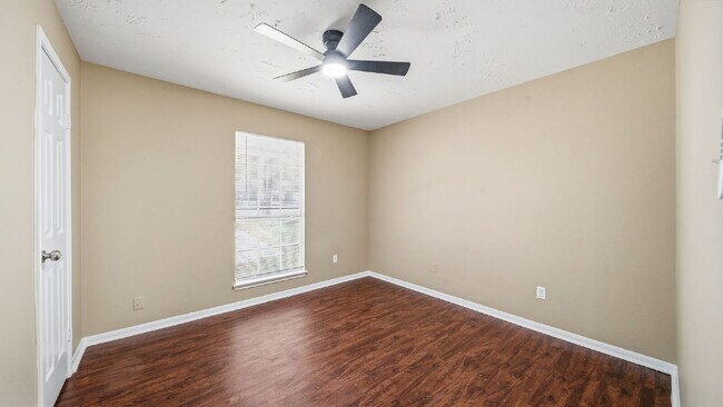 Building Photo - Enjoy comfortable, low-maintenance living in this updated, pet-friendly, carpet-free 3-bedroom ho...