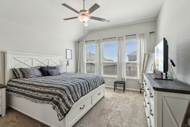 Building Photo - Spacious 1.5 Story Home with a Versatile Floorplan