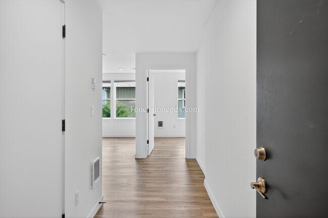 Building Photo - 5635 NE Glisan St